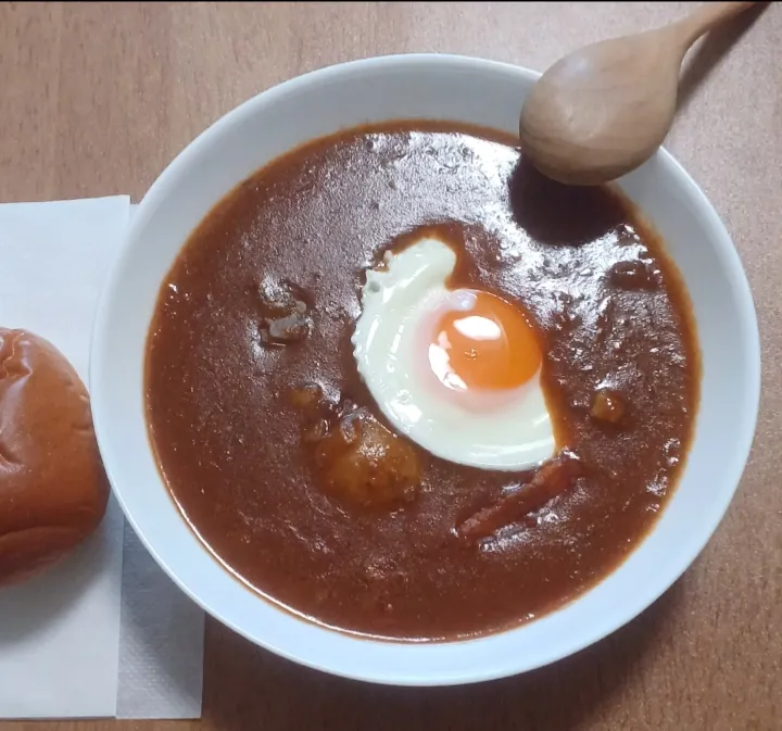 シチューの残りに、目玉焼きを入れて、ロールパンとでお昼ごはん🍴|ナナさん