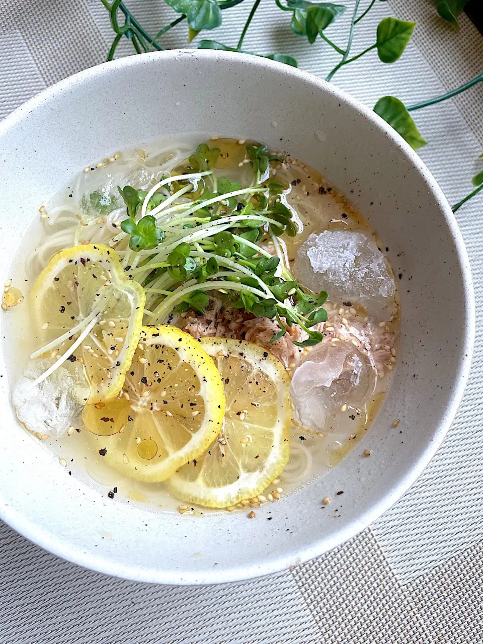 Snapdishの料理写真:さっぱり！塩レモンそうめん🍋|まるちゃんごはん🍙さん