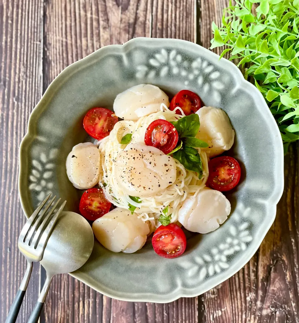 Snapdishの料理写真:揖保乃糸で作るホタテとトマトの冷製カッペリーニ🍅|てんのすけさん