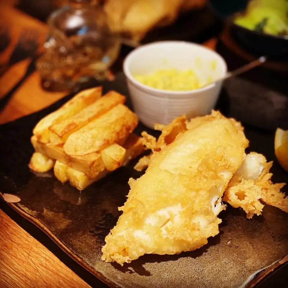 Lunch ! Lunch ! 
freshly Yeast Battered Flat Fish Fillets with pony Neuf Potatoes with lemon & Mustard flavor Tartar sauce 
Chigensai with Garlic Butter and soy|Emanuel Hayashiさん