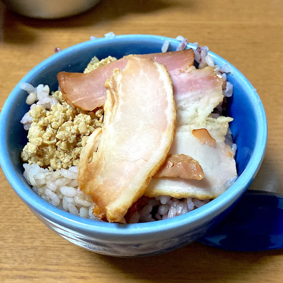 鶏そぼろと焼き豚のっけ丼|みんみんさん