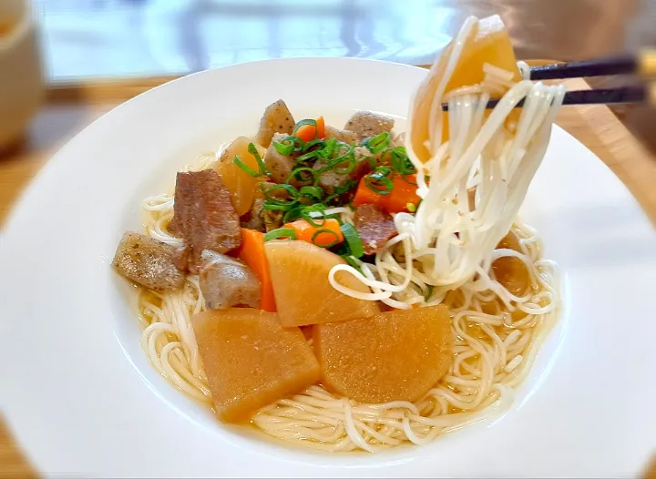 牛スジ煮込み素麺🍜|びせんさん