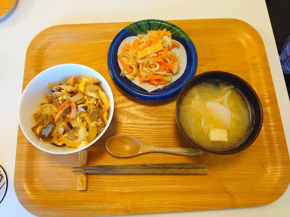 Snapdishの料理写真:今日の夕食　サバ缶卵とじ丼、切り干し大根煮物、高野豆腐と玉ねぎの味噌汁|pinknari🐰🌈さん