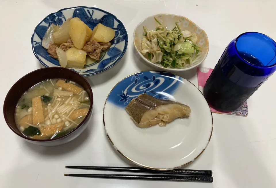 晩御飯☆肉じゃが☆カレイの煮付け☆胡麻和え（キャベツ・豆苗）☆みそ汁（玉葱・えのき・小松菜・揚げ）|Saharaさん