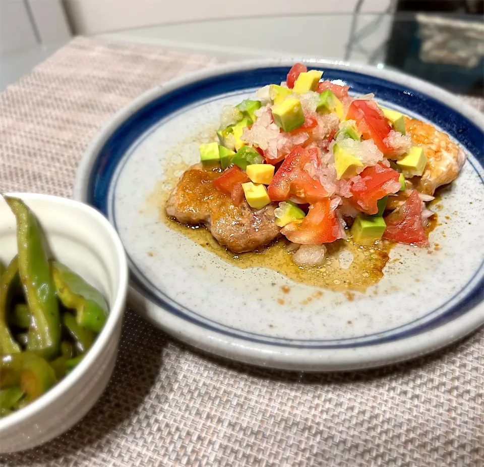 ポークソテー🐖アボカドトマトソース🥑🍅✨|あちゃこさん