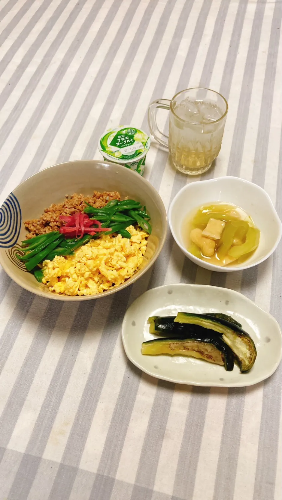 grandmaの晩ごはん☆ 今夜は3色丼…
冷たいキュウリのあんかけが美味しい　水茄子も美味しい　頂きます|kaoriさん