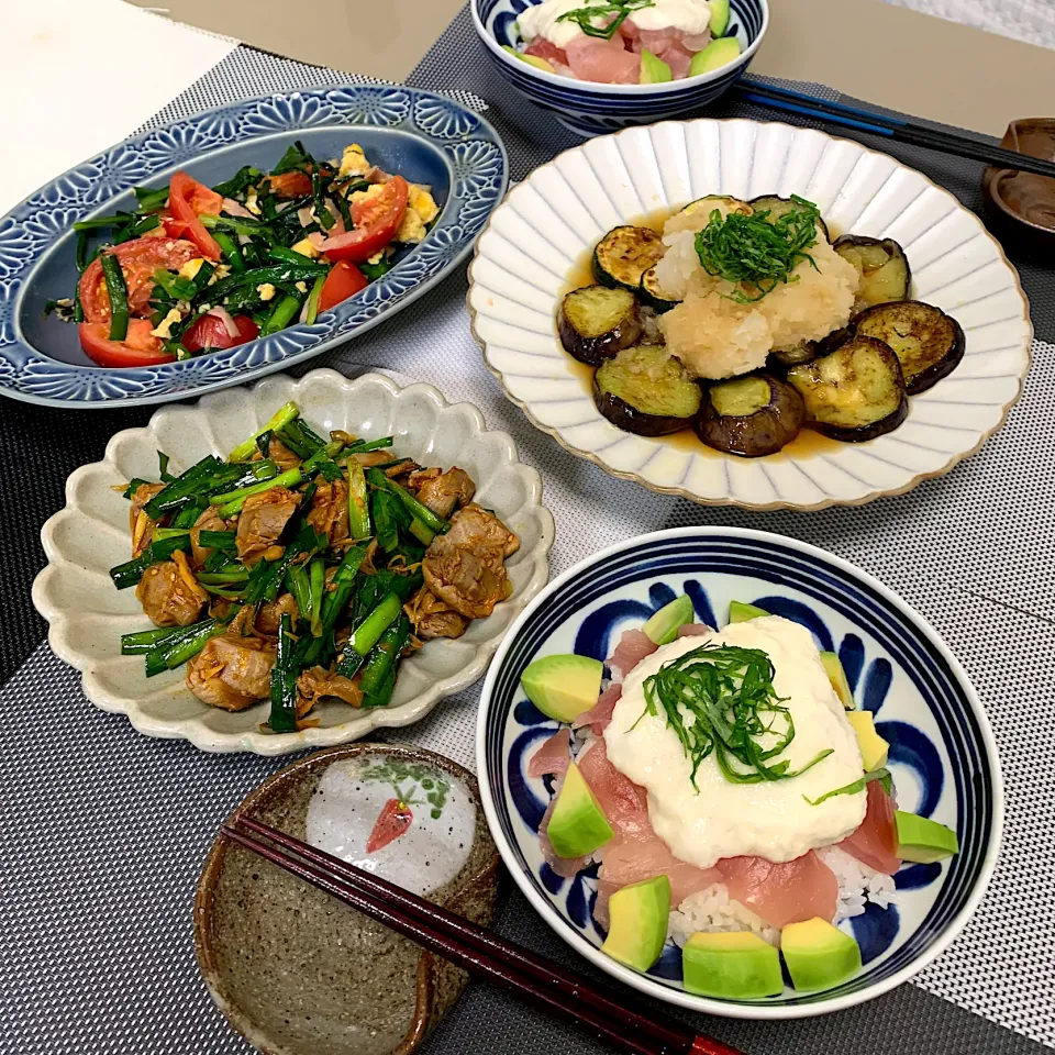 Snapdishの料理写真:マグロアボカドとろろ丼、砂肝ナムル、ニラとトマト卵炒め、ナスとズッキーニ焼き浸し|kekekeさん