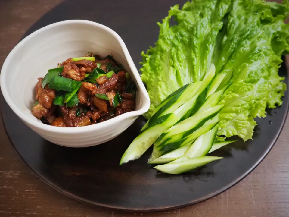 Snapdishの料理写真:肉味噌レタス包み*半分大豆ミート|seiko_funfoodさん