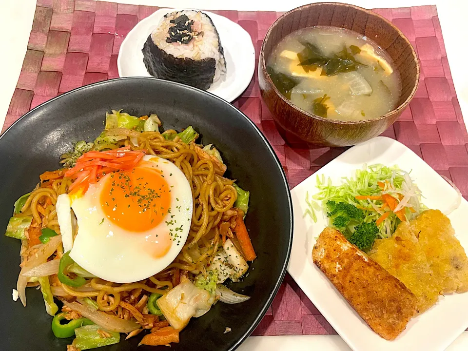 Snapdishの料理写真:中学生息子のお昼ご飯🍚 焼きそばと豚カツサーモンカツご飯🍚|Snow10さん