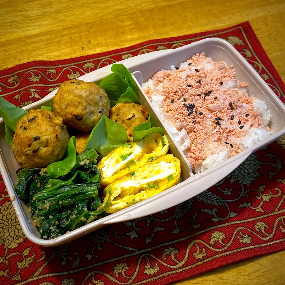 ひじきボールと、ほうれん草の胡麻和えと、ネギ入り玉子焼きと、たらこふりかけご飯弁当|もえさん