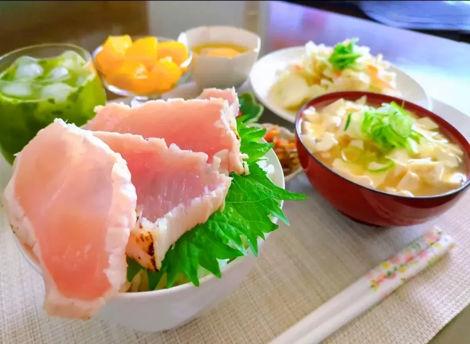 Snapdishの料理写真:朝ご飯は炙りカジキマグロのせ🍚豆腐お味噌汁、サラダ、きんぴら、生卵入り納豆、オレンジフルーツです♪|アカネ💖さん