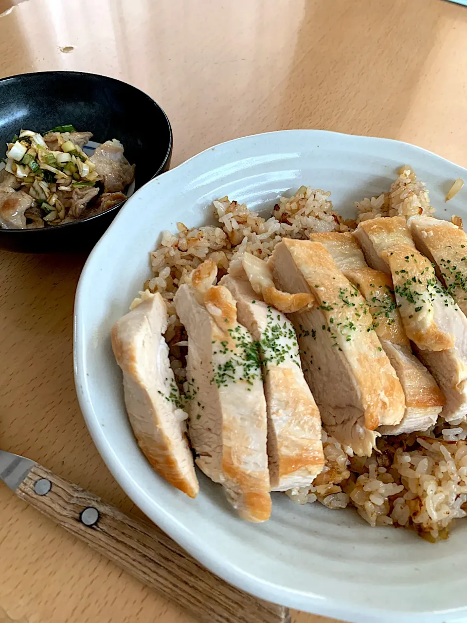 Snapdishの料理写真:鶏むね肉のガーリックピラフ&鶏ハラミのネギ塩だれかけ|G0MAさん