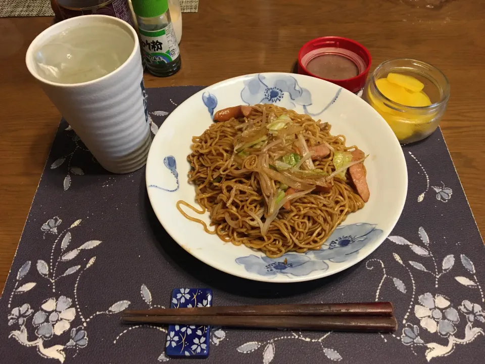 Snapdishの料理写真:大盛りソース焼きそば(昼飯)|enarinさん