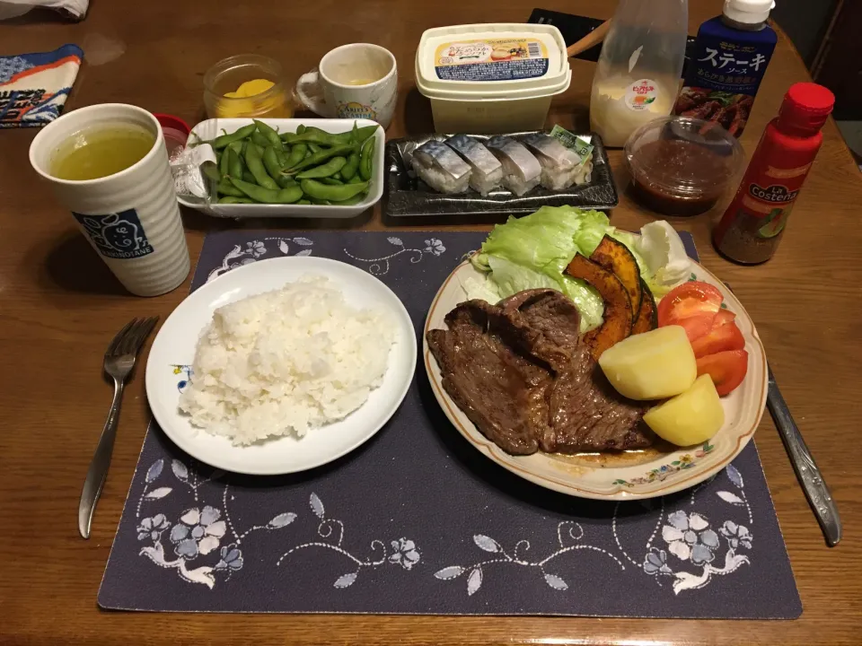 アンガス牛肩ロースステーキ、焼きかぼちゃ、蒸しジャガイモ、サラダ、金華さば寿司、枝豆(夕飯)|enarinさん