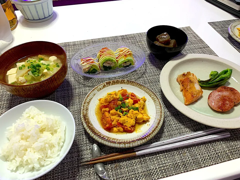 Snapdishの料理写真:晩ごはん。生春巻き、ピリ辛蒟蒻、トマトと卵炒め、鮭の塩焼き。|yukiさん