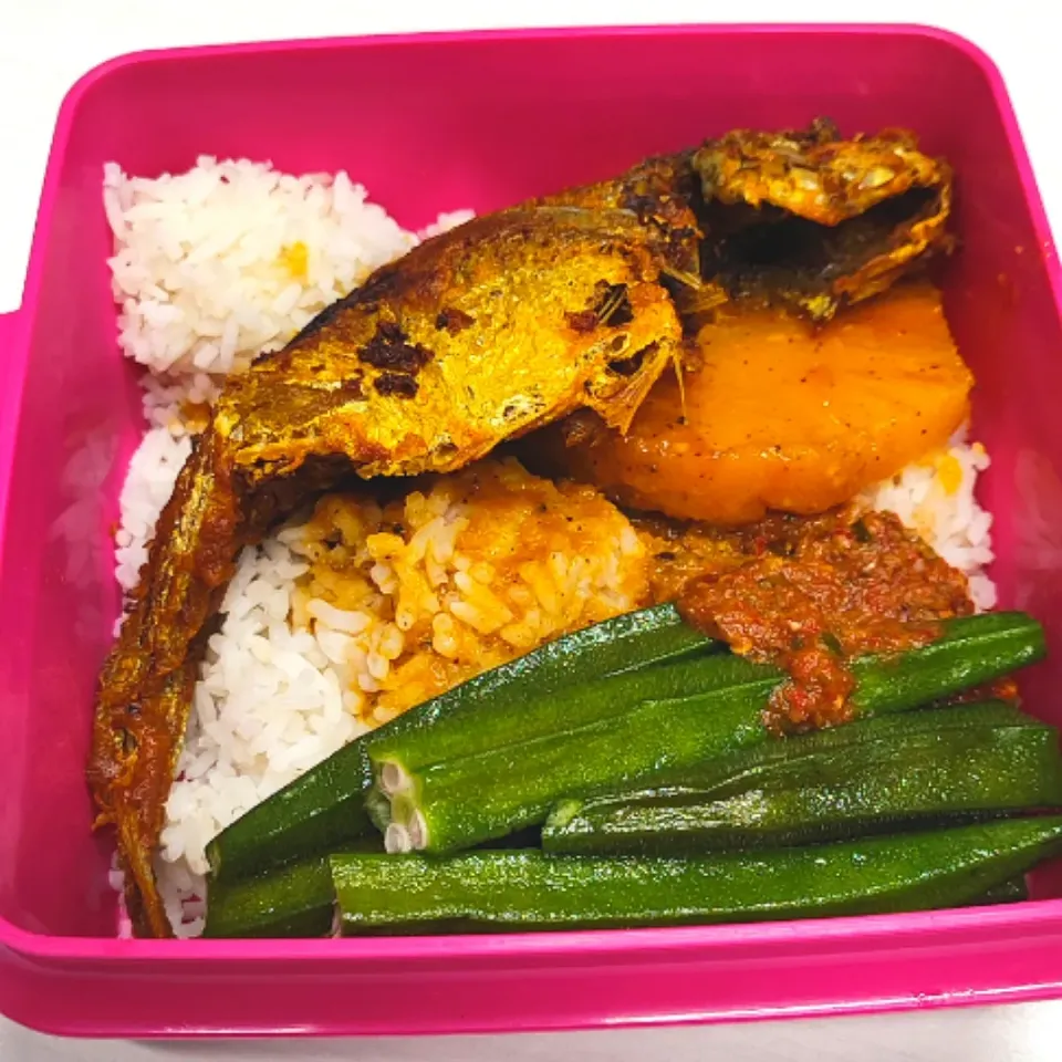 Snapdishの料理写真:Nasi Campur
- Ikan Goreng
- Pajeri Nenas
- Ulam Bendi & Sambal Belacan|simatasepetさん