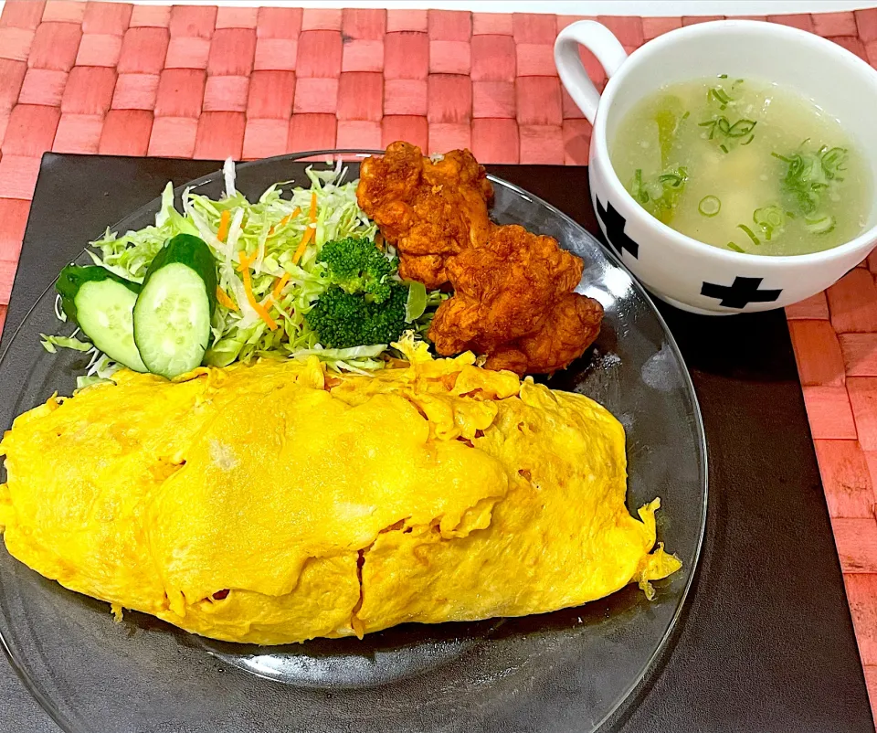 Snapdishの料理写真:中学生息子のお昼ご飯🍚 オムライスと唐揚げ🥚🐓|Snow10さん