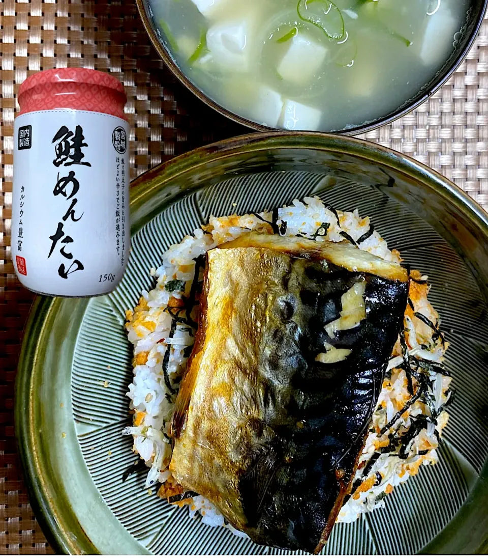 Snapdishの料理写真:塩鯖丼 鮭めんたいご飯🍚|すくらんぶるえっぐさん