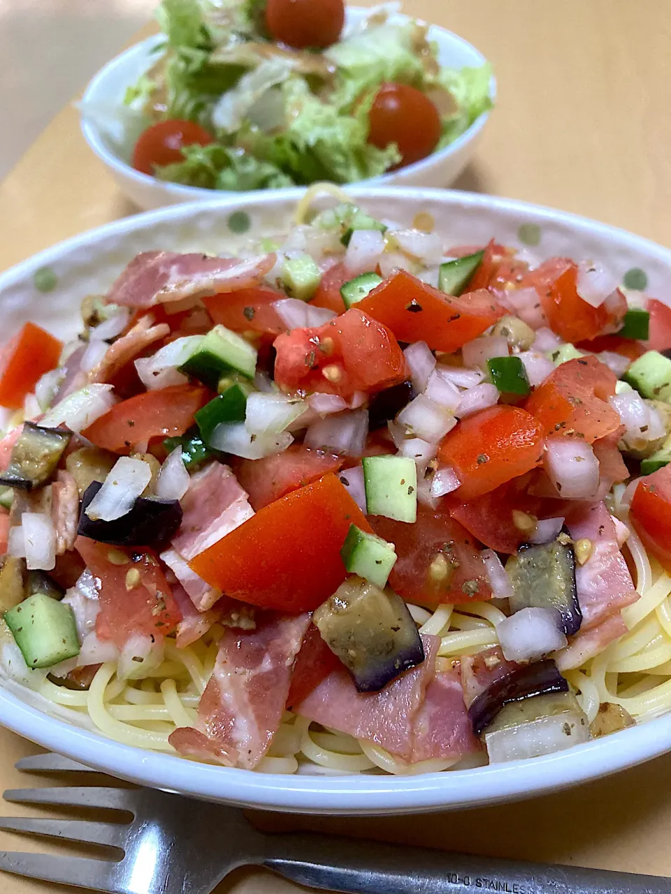 Snapdishの料理写真:在宅勤務中の男飯(トマトの冷製パスタ)|おおもりの星さん