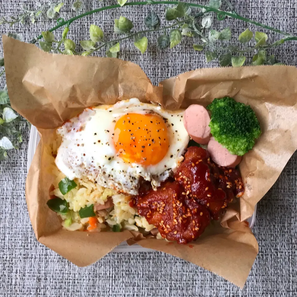 ヤンニョムチキンとチャーハン弁当|まなまな♡さん