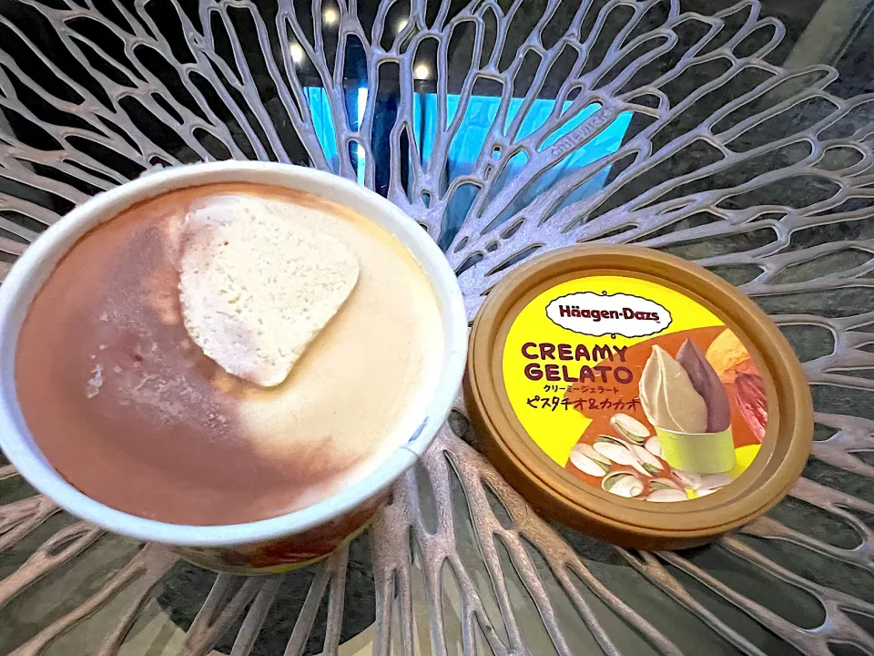 Snapdishの料理写真:今日のおやつ🍨
期間限定のHäagen-Dazs、
＜クリーミージェラート＞ピスタチオ＆カカオ✨
美味しい😋|yokoさん