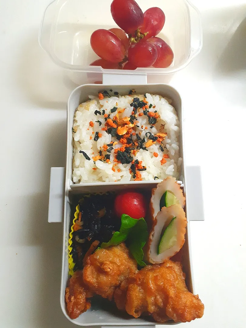 ☆中学生弁当☆玄米入り振りかけごはん、竹輪胡瓜、唐揚げ、ひじき、ミニトマト、ブドウ|ｼｮｺﾗさん