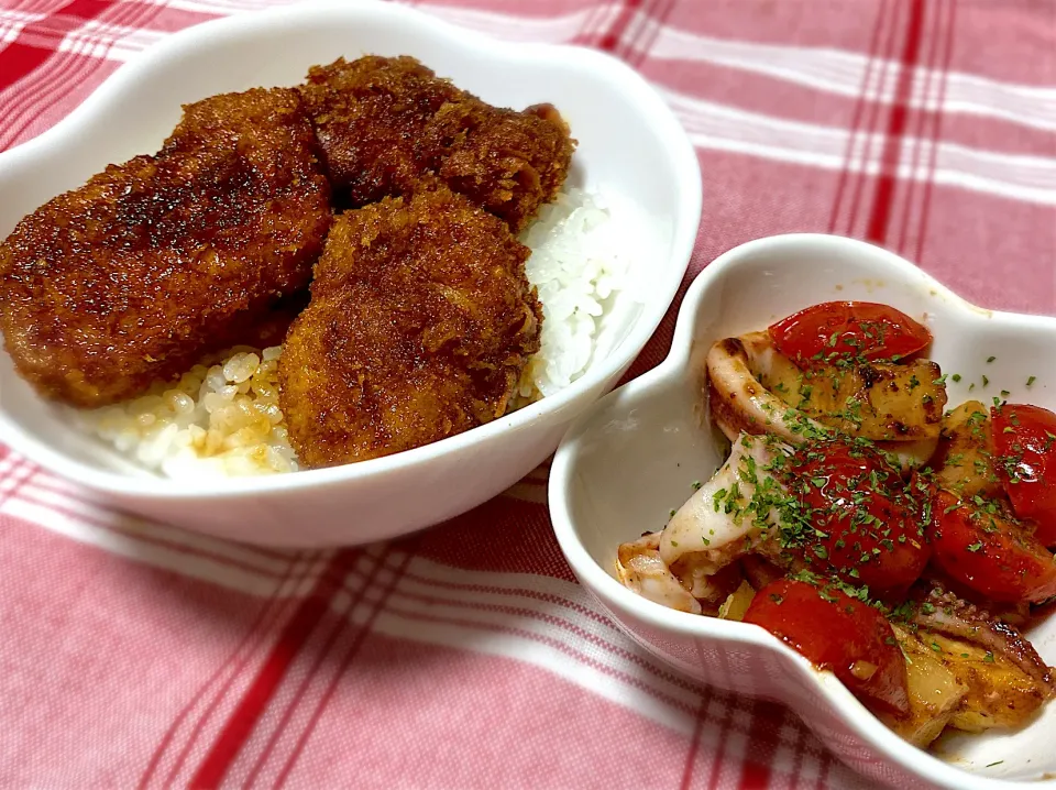 ソースかつ丼　　　　　　　　　　　　　　　　　　　　　イカとプチトマトのガーリック炒め|eiyadeさん