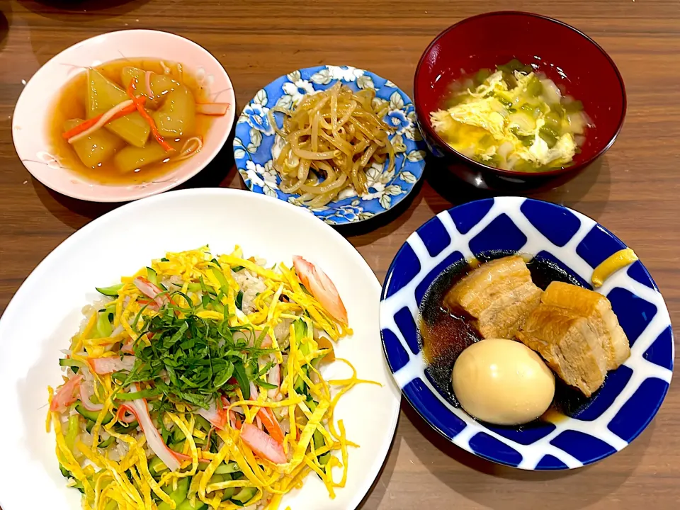 簡易ちらし寿司　豚の角煮　玉ねぎとピーマンのかき玉スープ　うまもやし　加賀太きゅうりの冷やしあんかけ|おさむん17さん