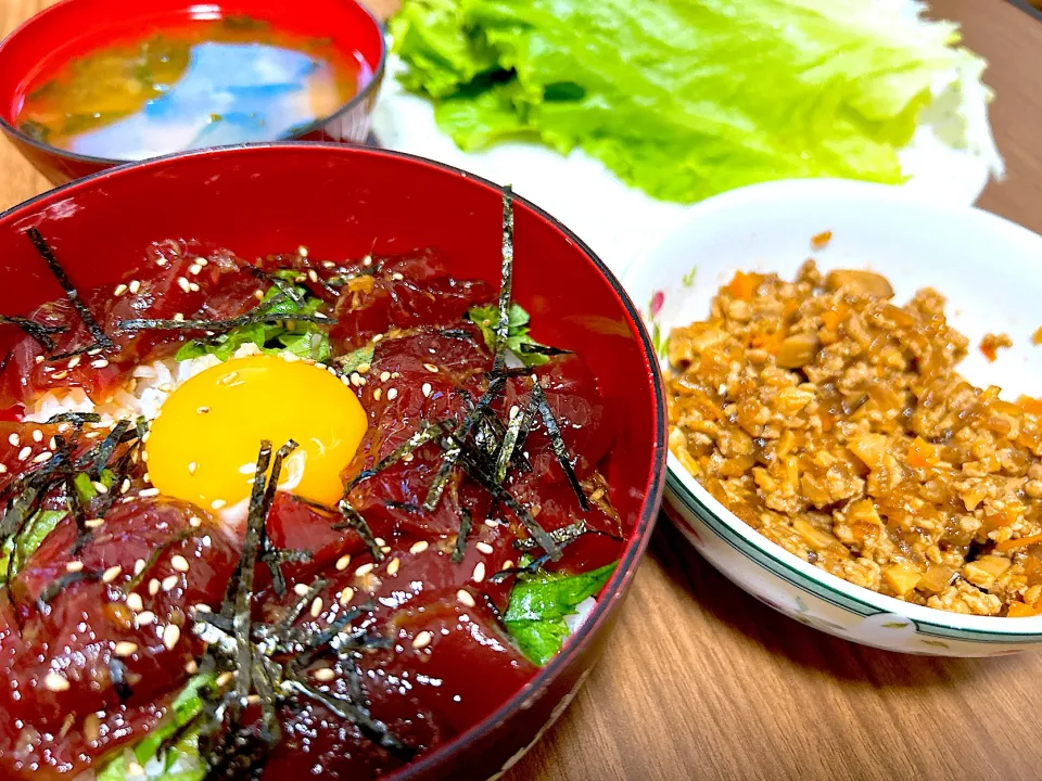 マグロの漬け丼（ひき肉の中華風レタス包を添えて）|yuichiさん