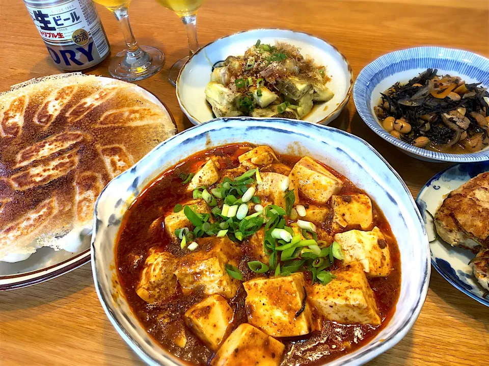 四川風麻婆豆腐　焼き餃子　焼き茄子　ひじき煮|じゅんさんさん