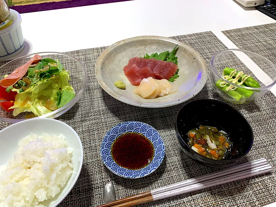 ばんごはん。まぐろと帆立のお刺身、野菜サラダ、茹でアスパラ。|yukiさん