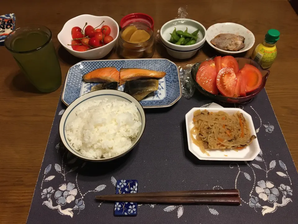 Snapdishの料理写真:お惣菜の焼き魚セット、切り干し大根のお惣菜、トマト(夕飯)|enarinさん