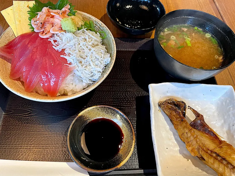 Snapdishの料理写真:沼津深海魚水族館近くで、海鮮丼|にゃふてんさん