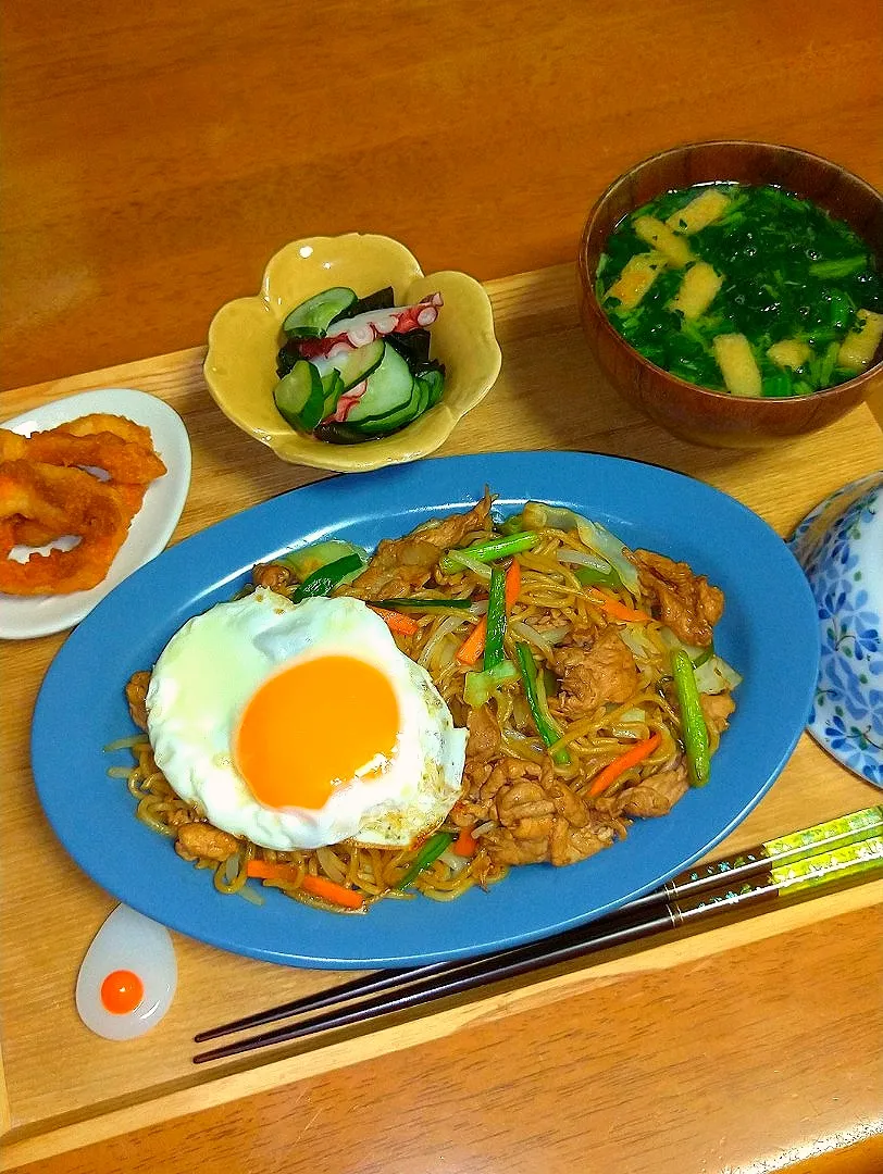 焼きそば目玉焼き付き🍳|とししいたけさん