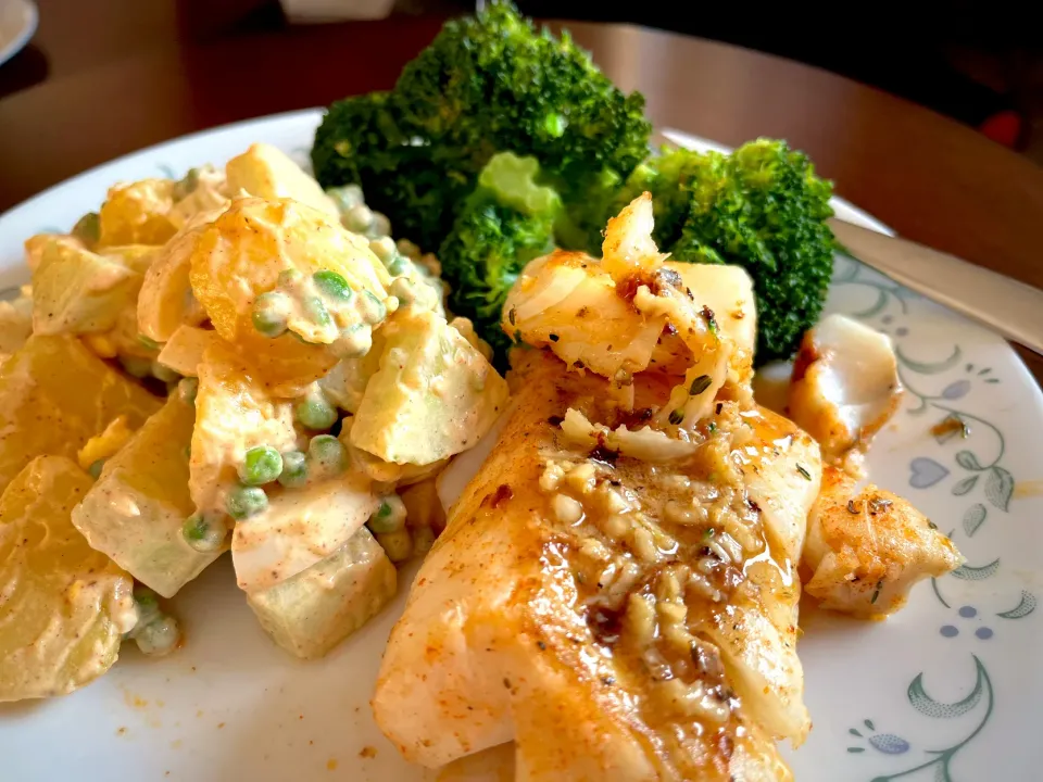 Cod filets in sauce with a side of potato salad and steamed broccoli|Laki Maikaʻiさん