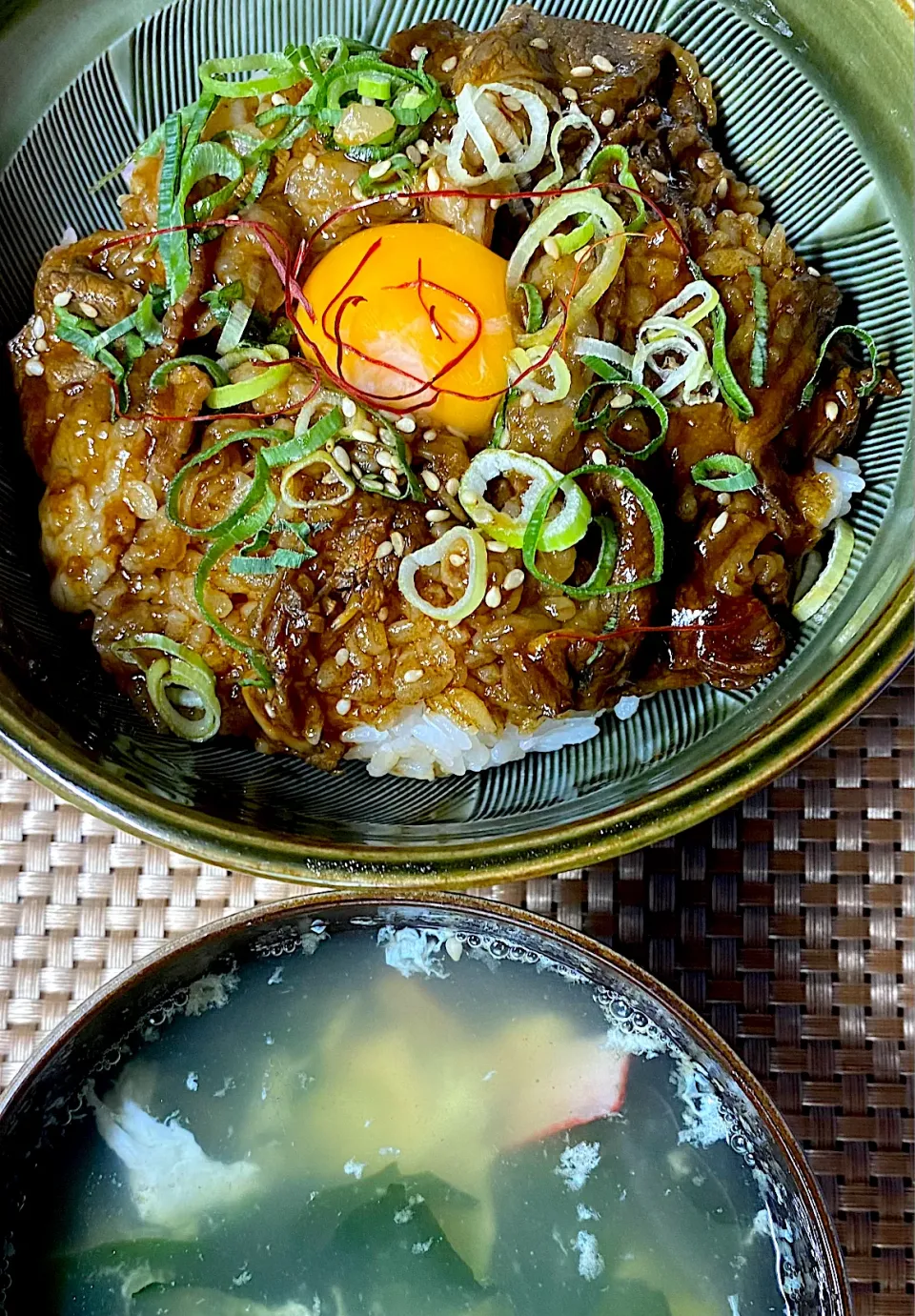 牛カルビ丼|すくらんぶるえっぐさん