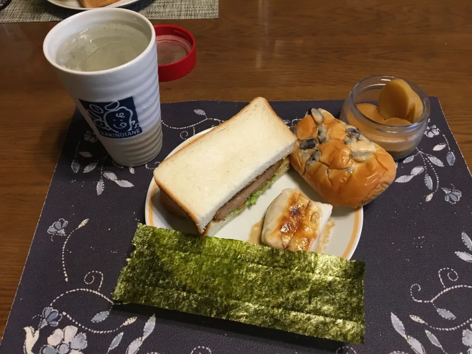 メンチカツサンド、磯辺餅、豆パン(昼飯)|enarinさん