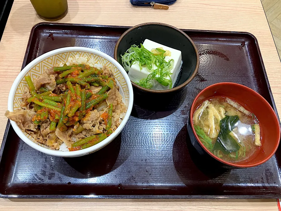 ニンニクの芽牛丼|しのぶさん