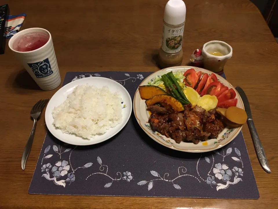 牛肩ロースひとくちステーキ(味付)、野菜のフライパン焼き、サラダ、梅じそジュース(夕飯)|enarinさん