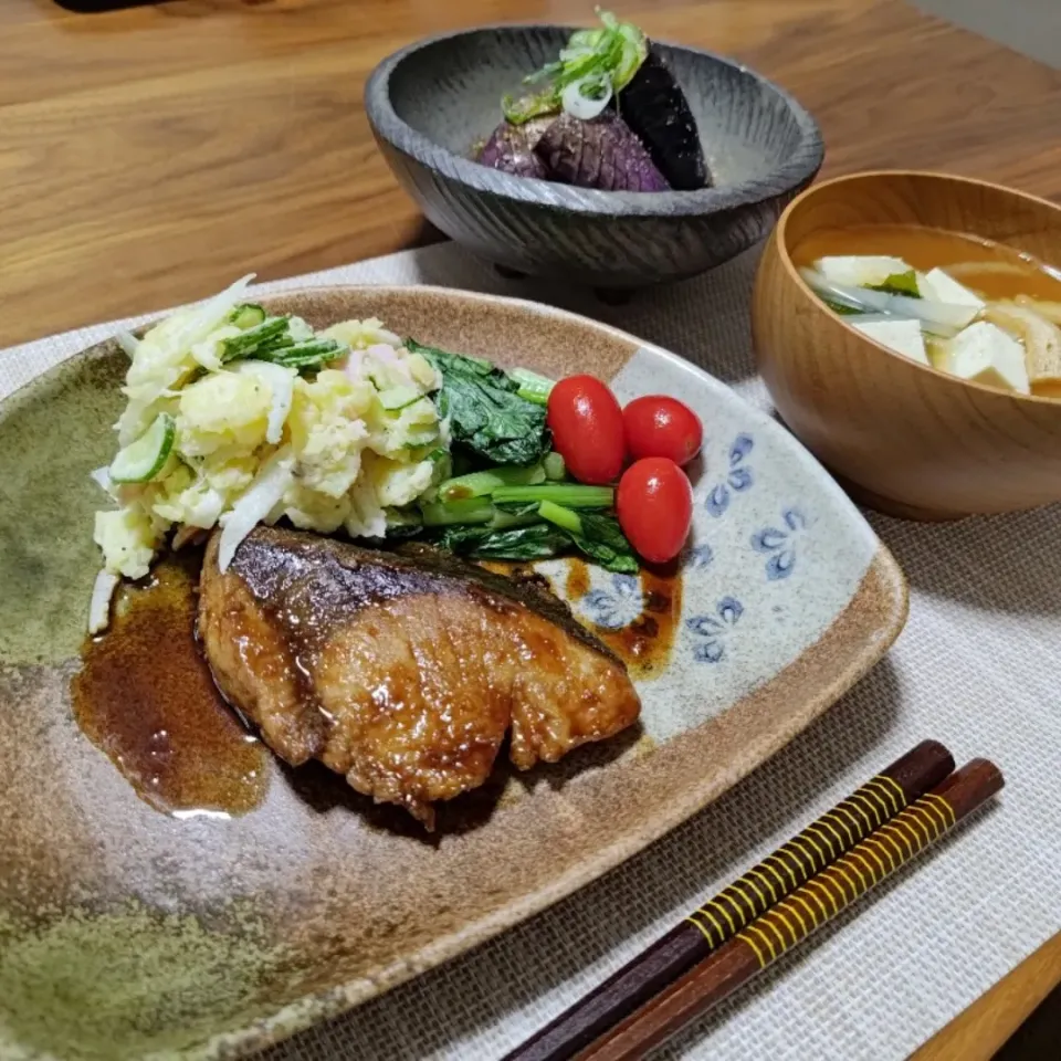 Snapdishの料理写真:yuuさんレシピ　ぶりとほうれん草のバター醤油照り焼き|上海ひまわりさん