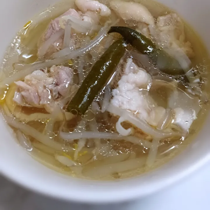 狸の宴シリーズ
今夜は朝鮮料理です。

[前菜]
ダルマ(鮪の幼魚)のユッケ
イカフェ

[主菜]←写真の物
鶏肉と青唐辛子(激辛)とモヤシの、
朝鮮式炊き込み汁
※ほろ苦い昔の彼女のオリジナルレシピ😹
※此のスープでにゅうめんも良い。

[〆]
チョゲククス
※鶏がら冷製素麺
鶏がらスープに酢と辛子で味を調整、
蒸し鶏や野菜を麺の載せる冷麺。

揖保の糸上級品仕様。
此の料理には良い素麺が必須ですね。

週末の皆様に、カンパイ‼️
(・∀・)っ🥃|タヌキさん