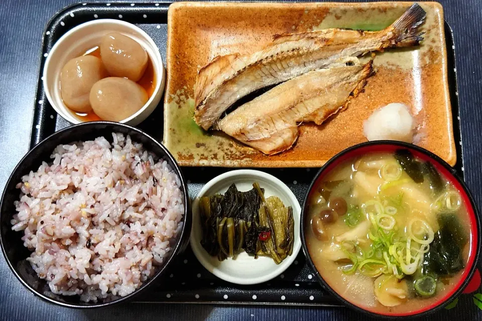 Snapdishの料理写真:今日の朝ごはんは（十五穀ごはんに飛魚の塩焼、玉こんにゃく、せんべい汁、広島菜漬）|Mars＠釜飯作り研究中さん