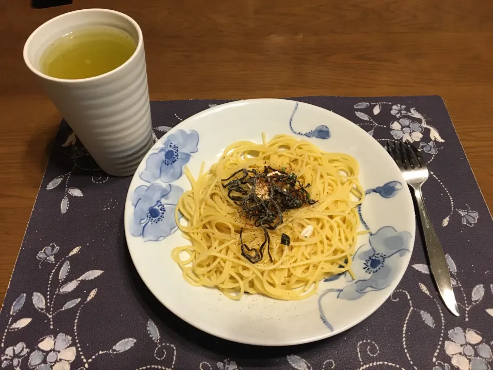 松茸風味のお吸い物の素を使った和風パスタ(朝ご飯)|enarinさん