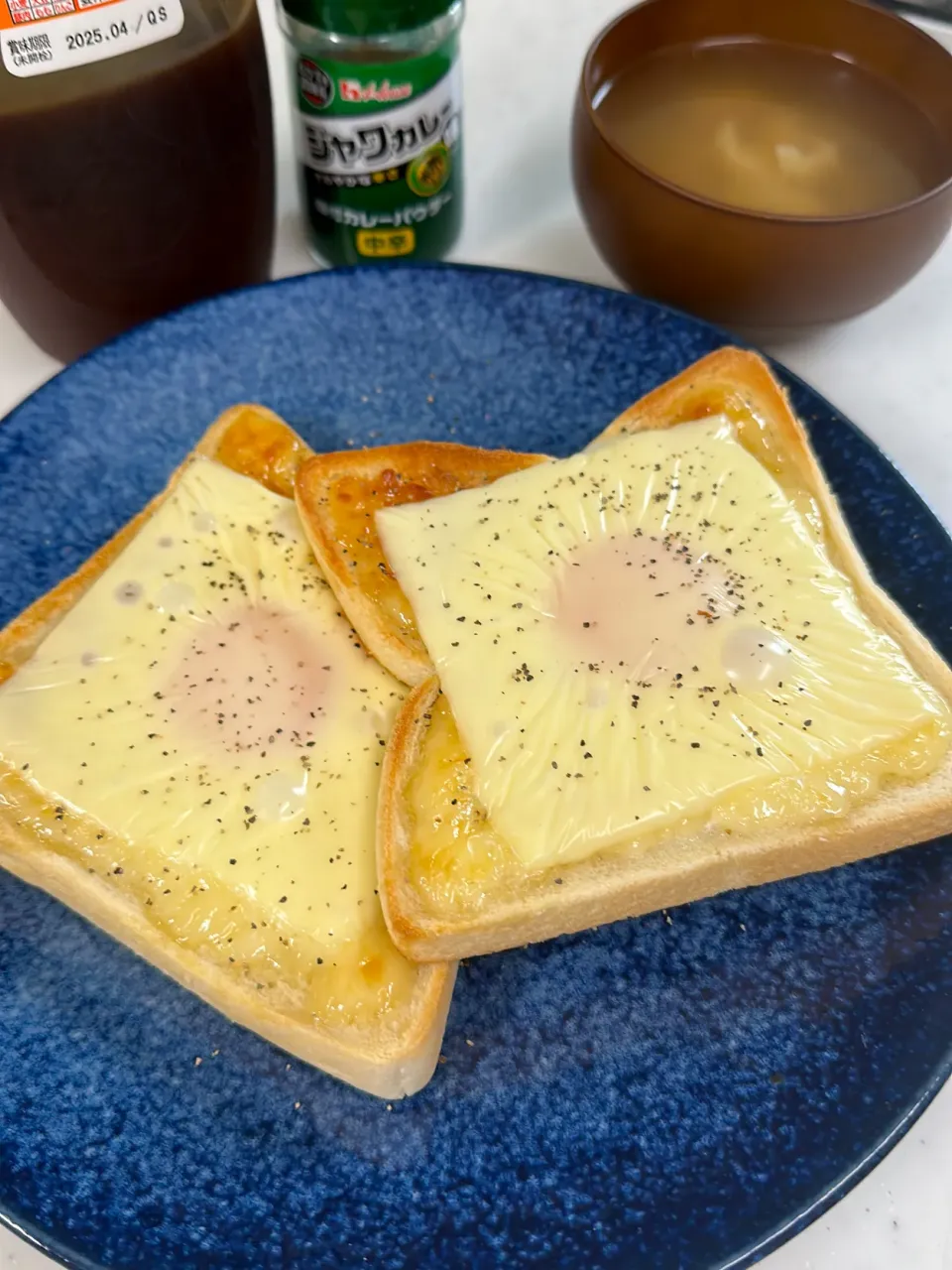 私のお昼。🧀目玉焼き乗せトースト。|ゆーこ。さん