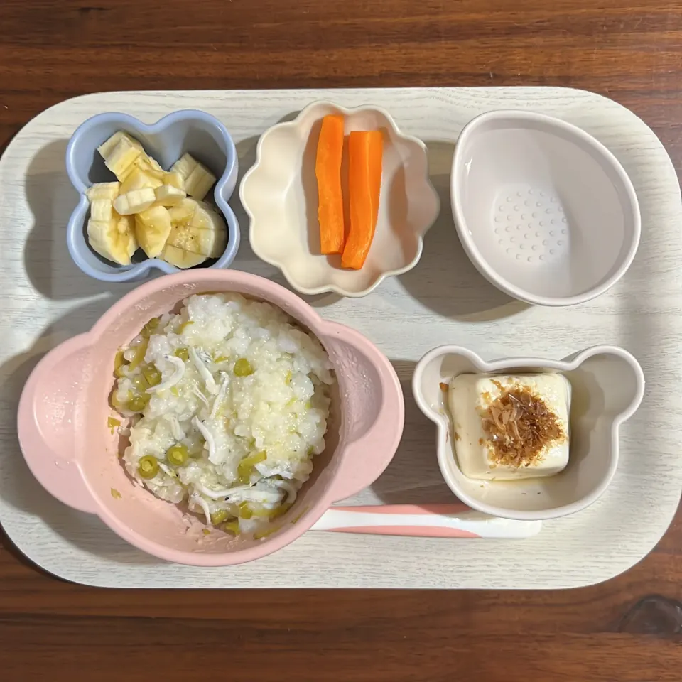 Snapdishの料理写真:しらすといんげんときぬさやのまぜごはん、おかかとうふ、にんじん、バナナ、湯冷し|km2571さん