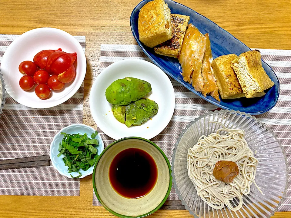 妻有そば、栃尾あげの味噌挟み焼き、鮭の自家製梅味噌焼き🐟、菜園トマト🍅、アボカド🥑|1614さん