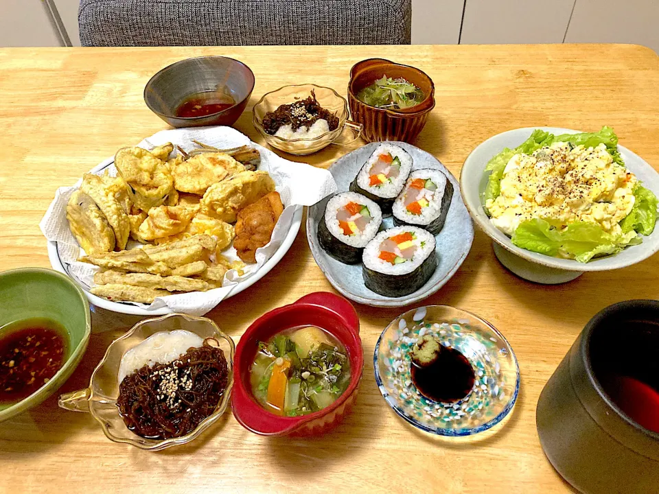 天麩羅いろいろ♡海鮮巻き寿司♡ポテサラ♡黒酢甘酒モズク♡具沢山お味噌汁|さくたえさん