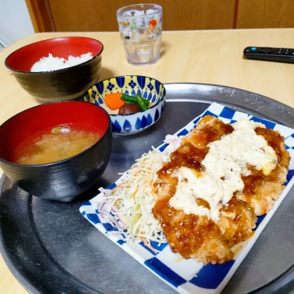 チキン南蛮定食。

ご飯もおかずも大盛りなのに、中1息子、よう食べるわ～|ariyo4200さん