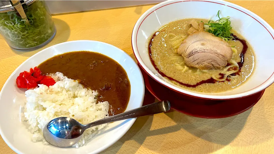 Snapdishの料理写真:らーめん一作の濃厚こってりらーめんレベル3と半カレーで昼食|Saudadeさん