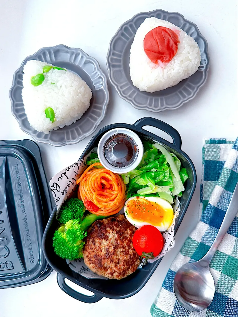 おむすびとハンバーグ弁当|satomiさん